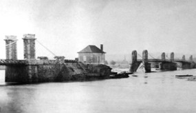 Pont de Vichy endommagé par cette crue – Photo Paul Coutem, Archives municipales de Vichy